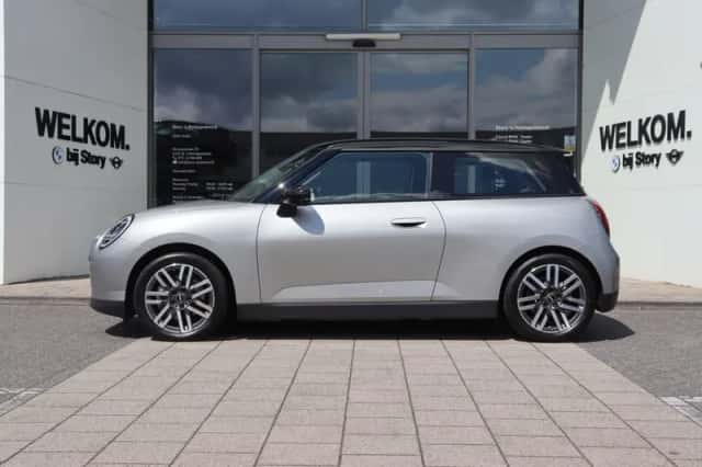 MINI Hatchback (2024) thumbnail 5