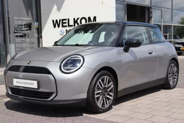 MINI Hatchback (2024) thumbnail 6
