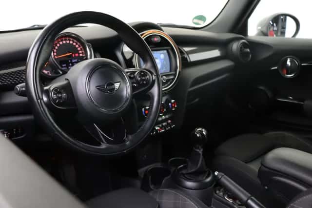 MINI Hatchback (2018) thumbnail 3
