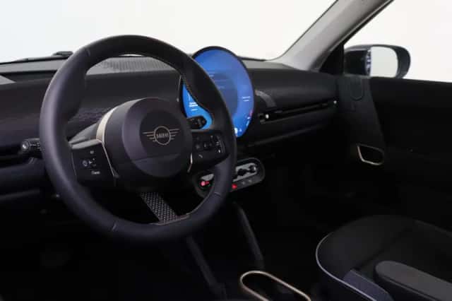 MINI Hatchback (2024) thumbnail 3