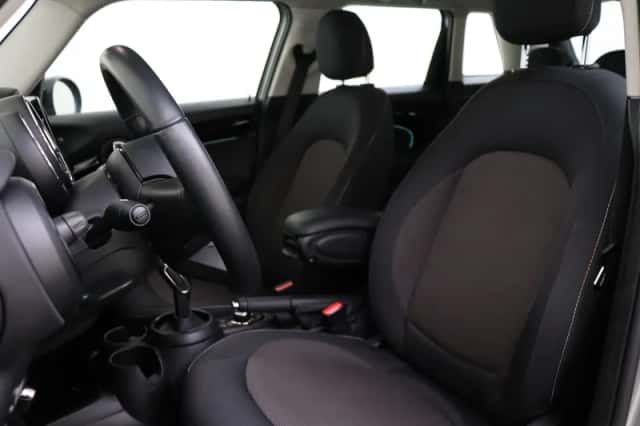MINI Hatchback (2023) thumbnail 6