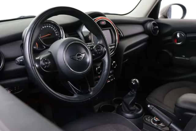 MINI Hatchback (2019) thumbnail 3