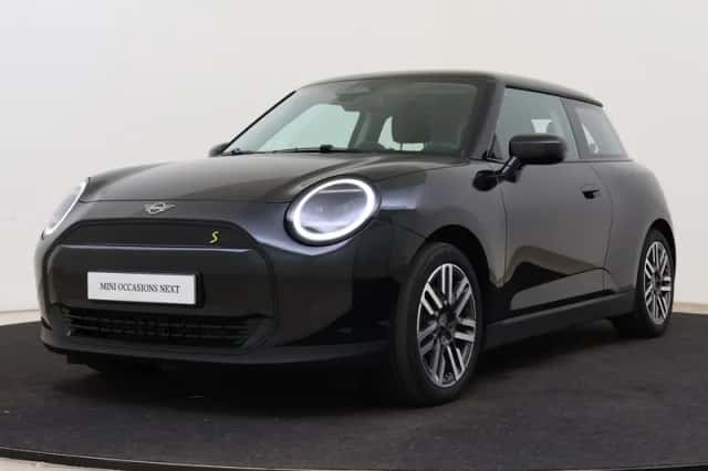 MINI Hatchback (2024) thumbnail 1
