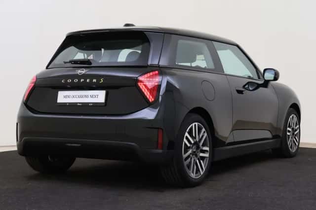 MINI Hatchback (2024) thumbnail 2