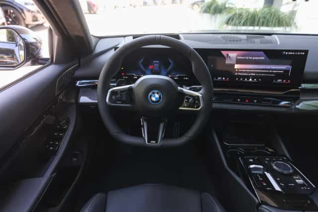 BMW i5 (2026) thumbnail 3