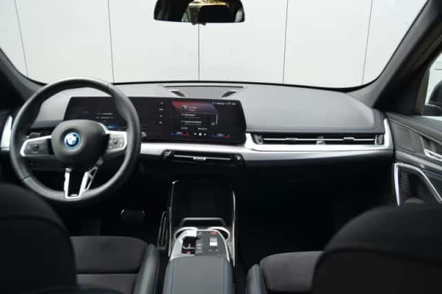 BMW iX1 (2024) thumbnail 6