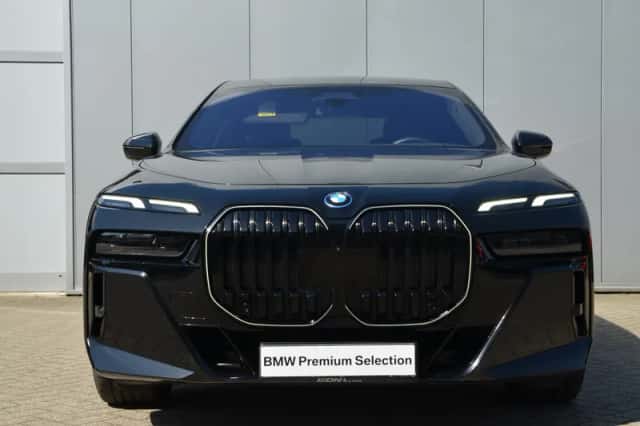 BMW i7 (2024) thumbnail 2