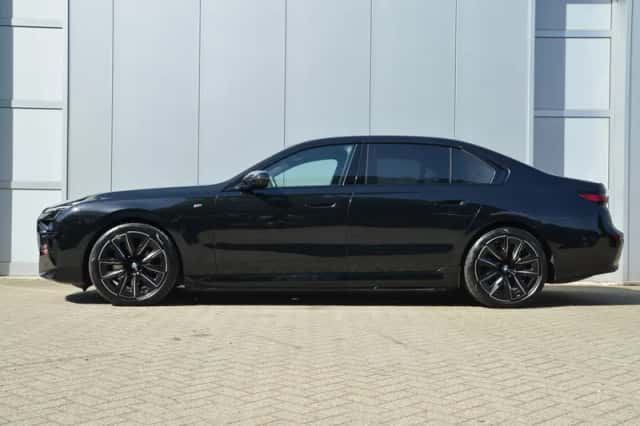 BMW i7 (2024) thumbnail 3