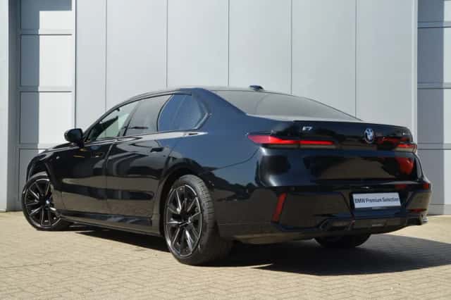 BMW i7 (2024) thumbnail 5