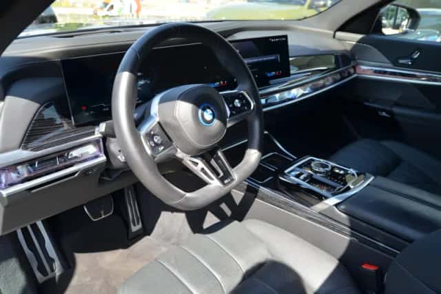 BMW i7 (2024) thumbnail 6