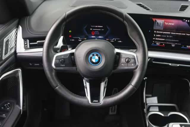 BMW iX1 (2023) thumbnail 3
