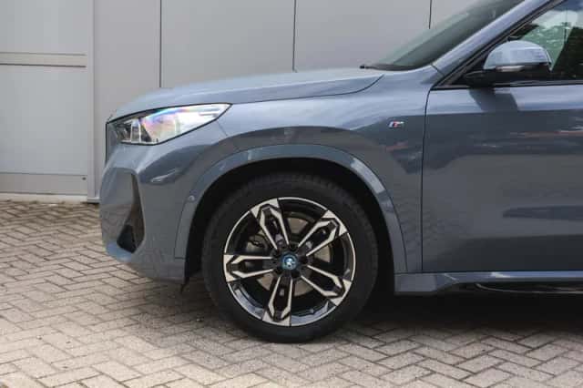BMW iX1 (2023) thumbnail 5