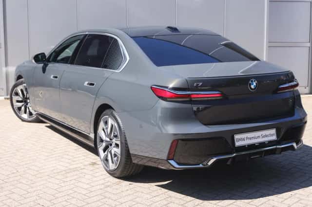 BMW i7 (2023) thumbnail 2