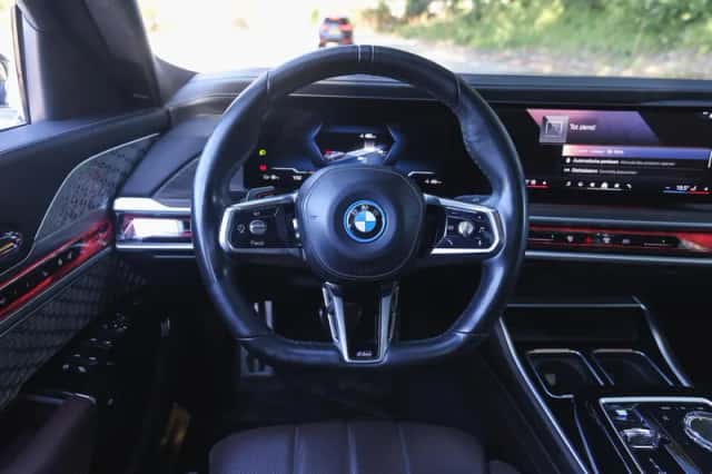 BMW i7 (2023) thumbnail 3