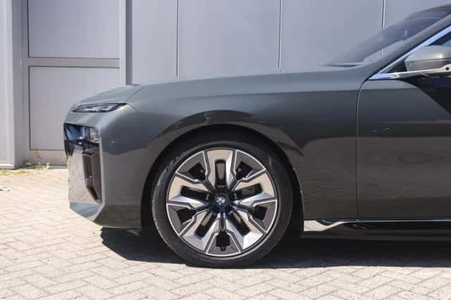 BMW i7 (2023) thumbnail 4
