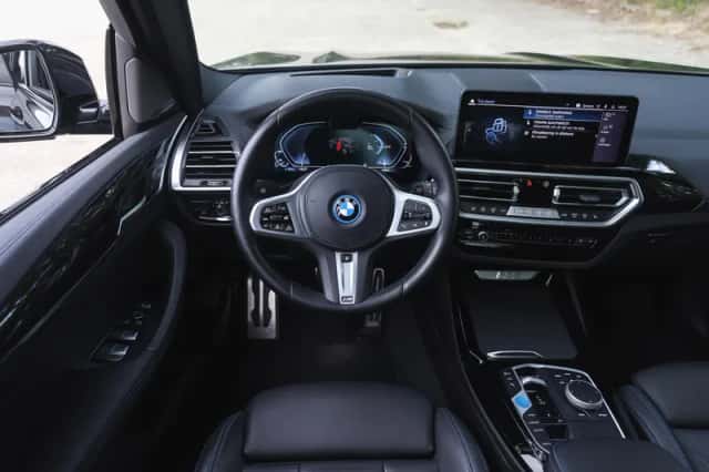 BMW iX3 (2024) thumbnail 3