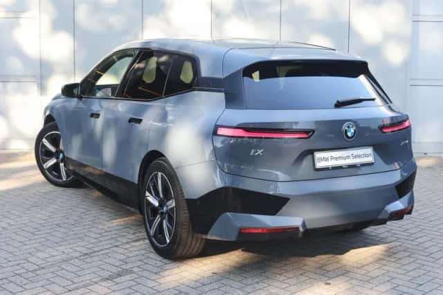 BMW iX (2023) thumbnail 2