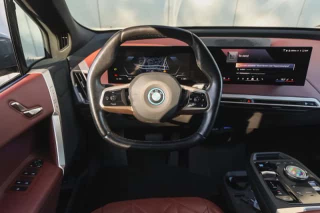 BMW iX (2023) thumbnail 3