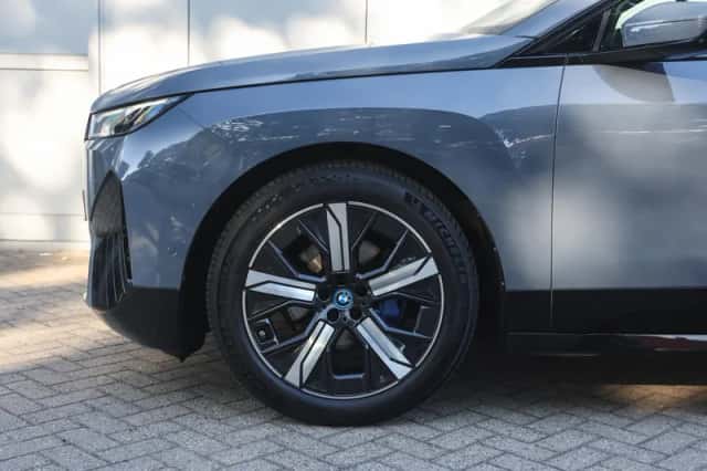 BMW iX (2023) thumbnail 4