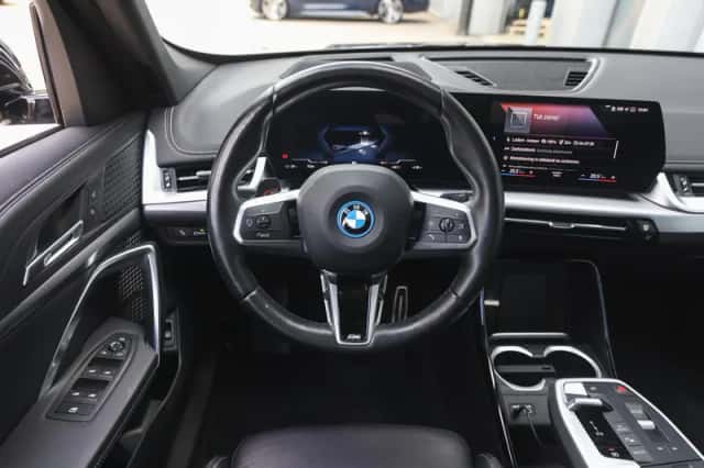 BMW iX1 (2023) thumbnail 3
