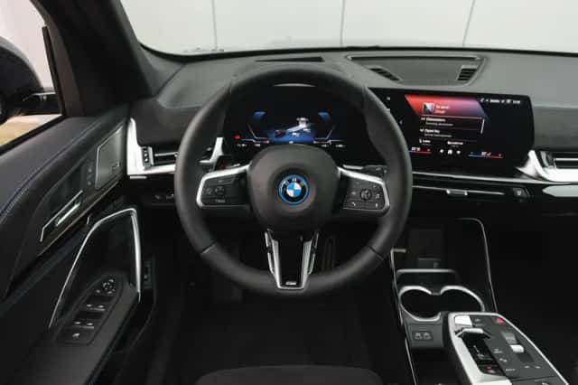 BMW iX1 (2025) thumbnail 3