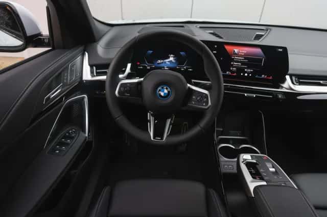 BMW iX2 (2025) thumbnail 3