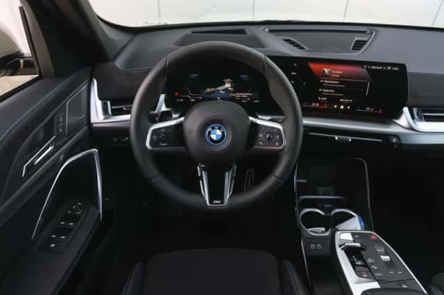 BMW iX1 (2026) thumbnail 3