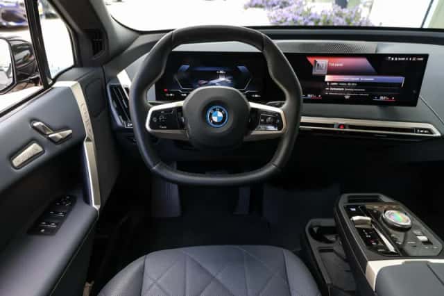 BMW iX (2023) thumbnail 3