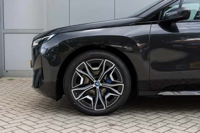 BMW iX (2023) thumbnail 4