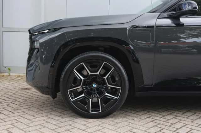 BMW XM (2025) thumbnail 4