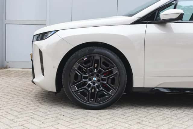 BMW iX (2025) thumbnail 4