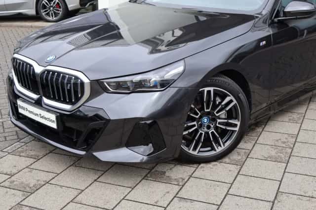 BMW i5 (2025) thumbnail 2