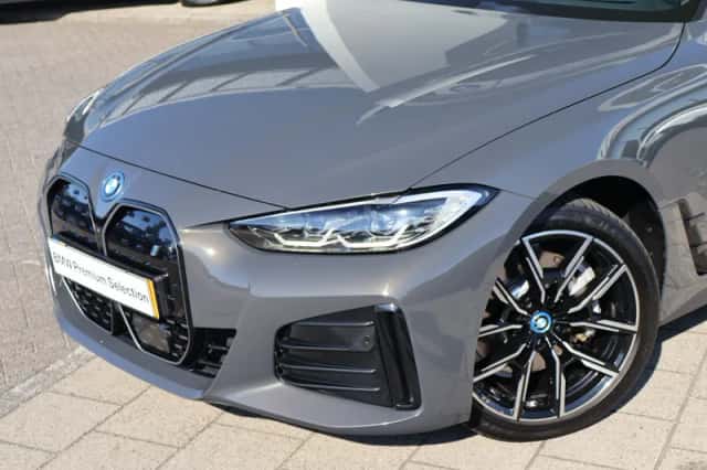 BMW i4 (2023) thumbnail 2