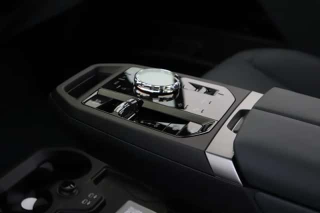 BMW iX (2026) thumbnail 6
