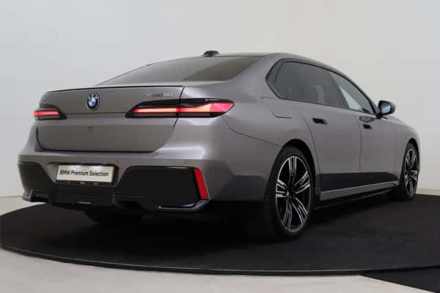 BMW i7 (2024) thumbnail 2