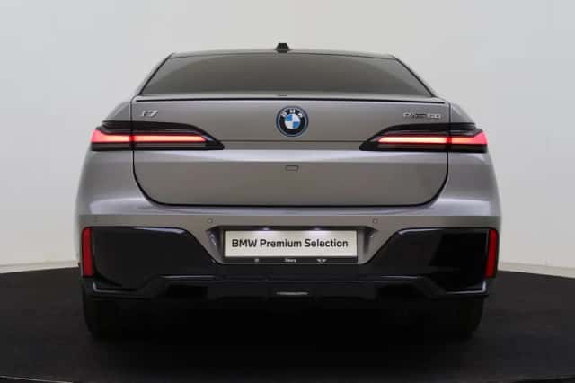 BMW i7 (2024) thumbnail 5