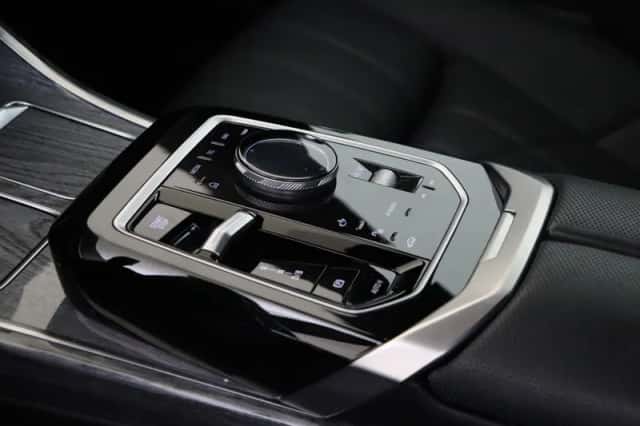 BMW i7 (2024) thumbnail 6