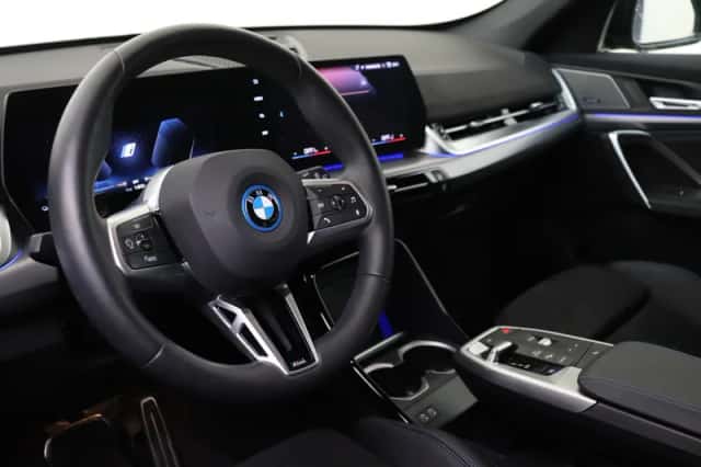 BMW iX1 (2025) thumbnail 3
