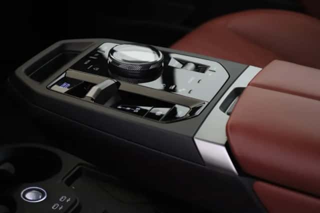 BMW iX (2025) thumbnail 6