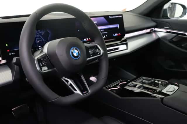 BMW i5 (2026) thumbnail 3