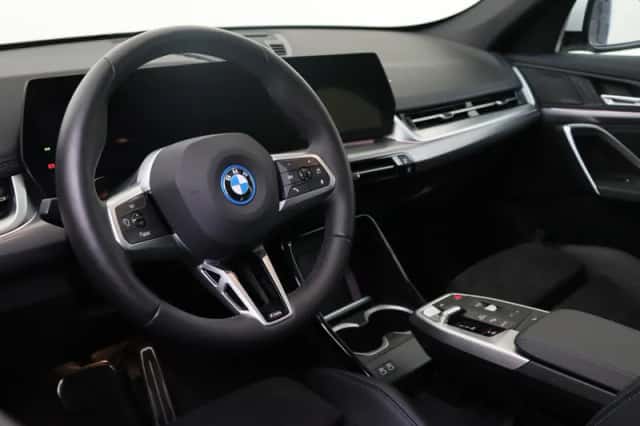 BMW iX1 (2025) thumbnail 3