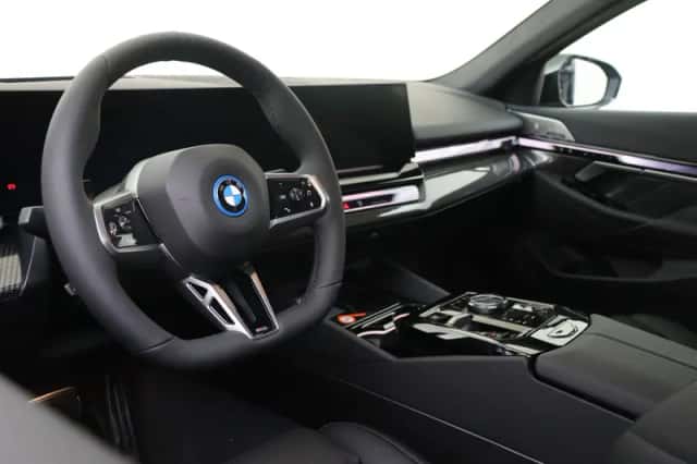 BMW i5 (2026) thumbnail 3