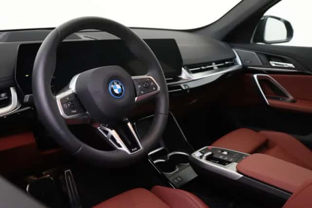 BMW iX1 (2026) thumbnail 3