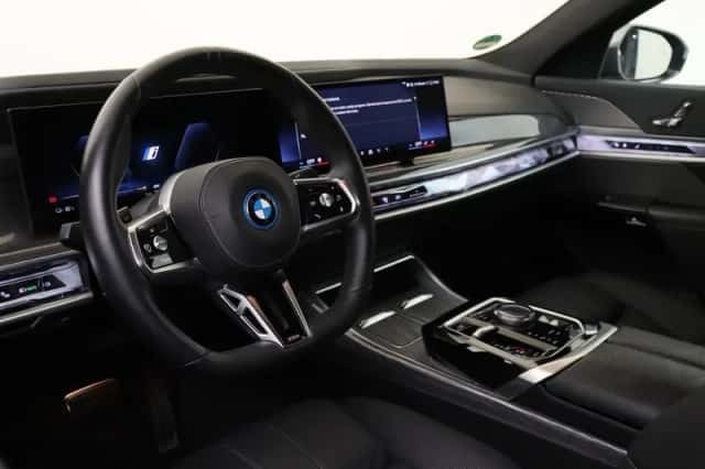 BMW i7 (2024) thumbnail 3