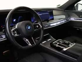 BMW i7 (2024) thumbnail 3