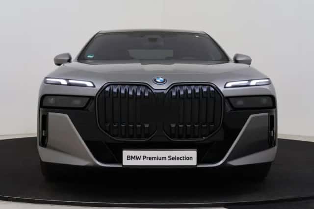 BMW i7 (2024) thumbnail 4