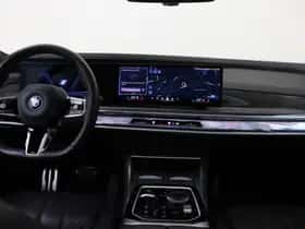 BMW i7 (2024) thumbnail 38