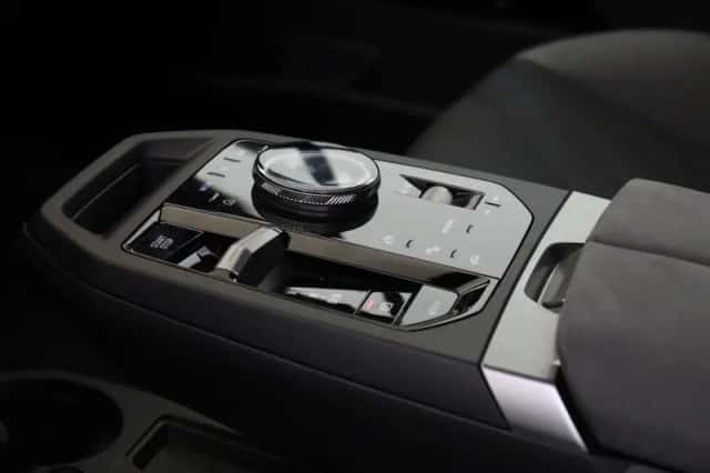 BMW iX (2025) thumbnail 6