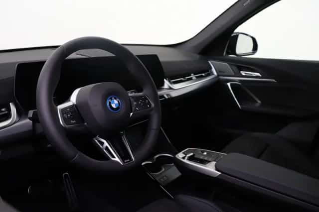 BMW iX1 (2026) thumbnail 3