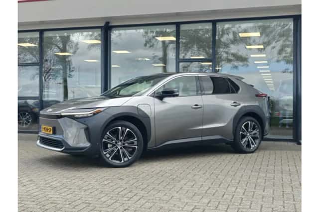 Toyota bZ4X (2023) thumbnail 2